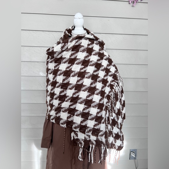 Houndstooth weaved scarf/shawl with sparkly threads - Picture 8 of 8